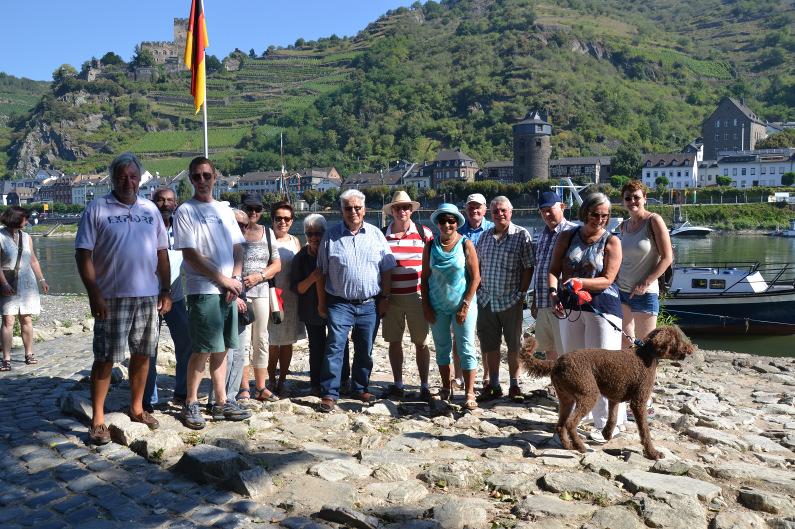 Gruppenfoto mit Hund: Nach der Ankunft auf der Insel Pfalzgrafenstein Es ging in das Mittelrheintal, unter dem Motto: Besuch von Plätzen, die wir kennen, aber wo