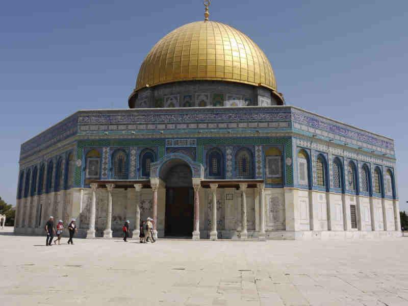 Dabei dürften das aber eher Wohnhöhlen für die Ärmsten unter der Stadtbevölkerung gewesen sein. Unser erstes Ziel ist der Tempelberg mit der Al-Aqsa-Moschee und dem Felsendom.