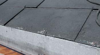 Rohre, Kanäle und Platten an der Gebäudehülle Asbestzement (festgebundener Asbest) Asbesthaltige Wellplatten Arbeiten und Gefährdungen Begehen von Dächern, Sichtkontrollen an Anlagen, AVOR-Arbeiten