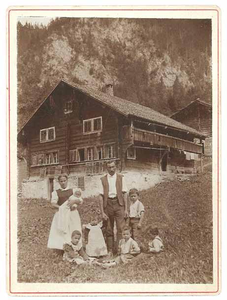 Gubler-Bilek Familie Arnold «Staldigers», vor ihrem Heim