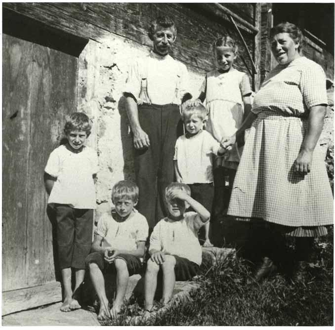 Familie Josef und Maria Gisler-Imhof vor dem Haus «In der Weid»,