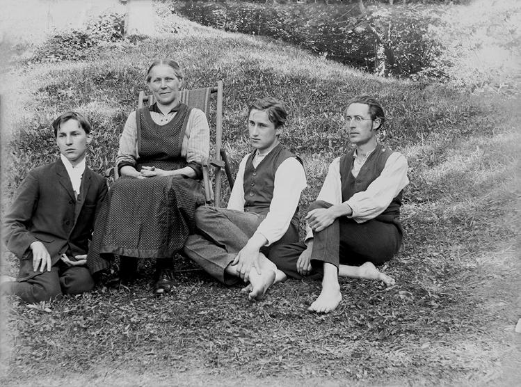 Mutter Berta Gubler-Plüss mit ihren Söhnen Max, Ernst und Eduard, im