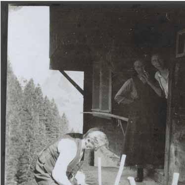 Vater Heinrich Eduard Gubler beim Reparieren einer Sitzbank vor dem