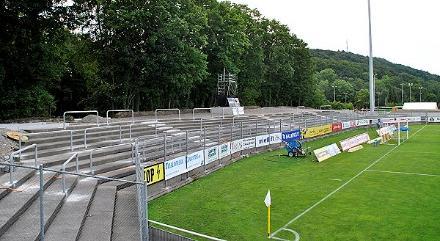 Das Stadion ist sehr zentral neben dem Winterthurer Wahrzeichen, dem Sulzer Hochhaus, gelegen.