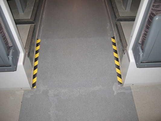 Breite der Plattform: 76 cm Tiefe der Plattform: 120 cm Die Bewegungsfläche vor dem Lift beim Ausstieg ist 105 cm breit.