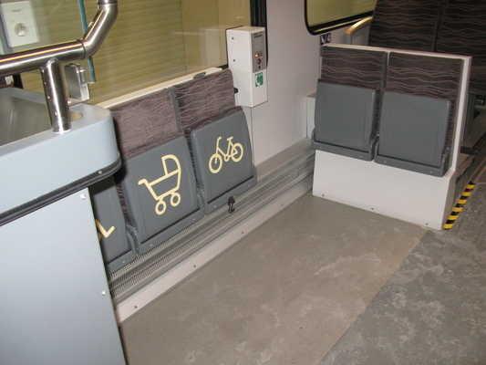 Notrufsystem Durchgangsbreite Fahrgasttür: 130 cm Die Bewegungsfläche hinter der Einstiegstür im Fahrgastraum ist 150 cm breit.