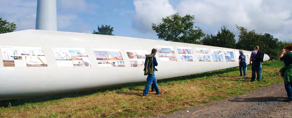 Windkraft und Tourismus Mitten im Weinberg im rheinland-pfälzischen Framersheim sehen Spaziergänger auf einem Original-Rotorblatt eine Fotoausstellung über Windkraft-Repowering.