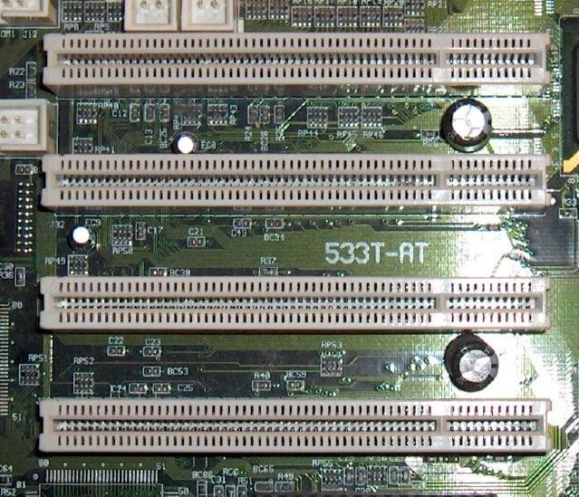 PCI BUS (Peripheral Component Interconnect Bus) 32 oder 64 Bit (Serversysteme) breites Bussystem, das Ende 1991 von Intel zusammen mit etwa 100 anderen Firmen (v.a. aus der VESA), als Weiterentwicklung des kurzlebigen (VESA )Local Bus geschaffen wurde.