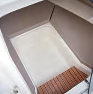 Einfacher und ungehinderter Zugang zur und von der Badeplattform dank drehbarer Lehne 7.