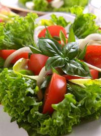Sommerkarte Caesar Salad knackiger Eisbergsalat mit kleinen Cherry-Tomaten, Pouletstreifen und gebratenem Speck an Parmesan Dressing 24.