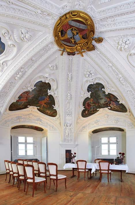 antiken Kassetten- Verkleidungen. Der kunstgeschichtlich bedeutenste Raum ist das Rondellzimmer, in dem 1806 die Rheinbundakte unterzeichnet wurde.