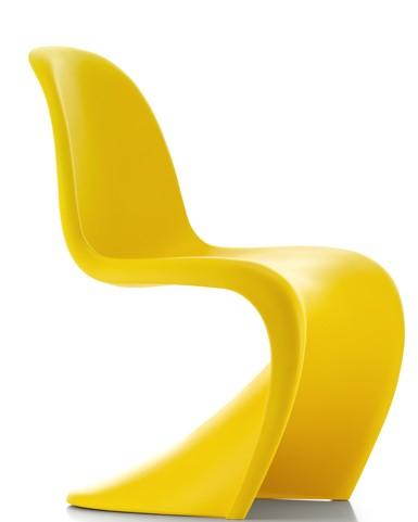Dieses Farbenspiel verleiht dem Stuhl einen unverwechselbaren Ausdruck und rückt seine klassische Grundform in einen zeitgenössischen Kontext.