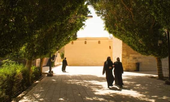 Kloster Deir el-muharraq 7. TAG / SO. 1 7. N OV 2 0 1 9 DEIR EL-M UHARRAQ Der koptisch-orthodoxe Klosterkomplex Deir el-muharraq liegt in der Nähe von Assiut auf der Westseite des Nil.