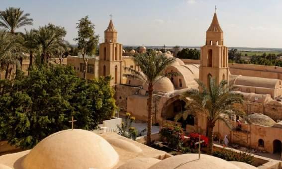 Kloster Deir Anba Bischoi, Wadi el-natrun Auch besuchen wir die koptische St.-Markus-Kathedrale.