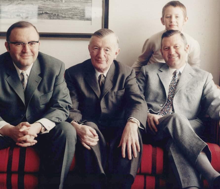 Unternehmen / Gründungsjahr Von der Familie zum Familienunternehmen 1955 gründen Hermann und Oswald Hager gemeinsam mit ihrem Vater Peter die Hager ohg,