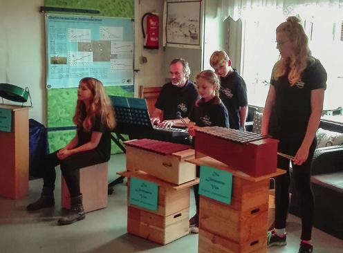 Alle Schulkinder mit Lehrer Andreas Kellermann musizieren mit ihrer Band»Die Lüttmoorer«für ihre Gäste.