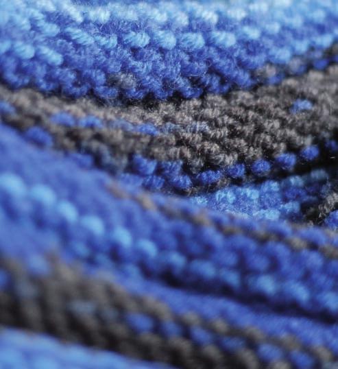 Möbius-Schal blau Schnell & einfach Größe: Umfang ca. 80 cm Breite ca. 25 cm Maschenprobe: Mit Nadel Nr. 4,5 mm 16 Maschen x 24 Runden = 10 x 10 cm Garn: 100 gr.