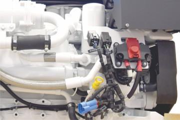 Kpitel 5 - Wrtung HINWEIS Bei lufendem Motor können die Kurelwellen- oder Pleuelzpfen den Ölmessst nschlgen und rechen und ddurch Schäden n internen Motorteilen verurschen.