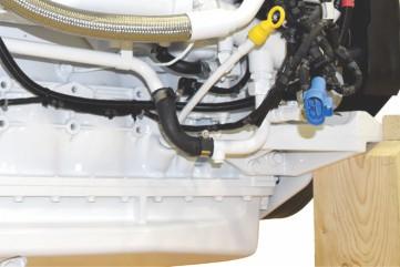 Kpitel 5 - Wrtung 4. Die Motorkühlmittel-Alssschrue uf der Bckordseite des Motors finden. Motorkühlmittel-Alssschrue 5. Eine große Alsswnne unter die Motorkühlmittel-Alssöffnung stellen. 6.