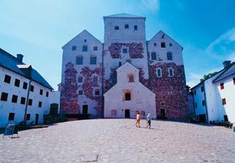Tag: Turku - Hämeenlinna (140 km) Besuchen Sie die Burg von Turku, die Glasfabrik Iittala oder das Aulanko Seidenhaus.