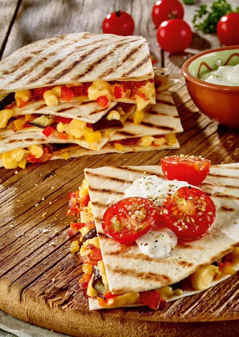 Quesadillas Zutaten für die Quesadillas: 3 Auberginen 1 TL Kräuter 2 rote Zwiebeln je 1 rote und gelbe Paprika ½ rote Chilischote 1 Knoblauchzehe 1 TL Universal-Gewürzsalz 400 g Kirschtomaten 1