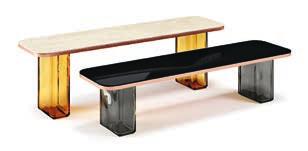 Collection de tables basses composées d'un plateau en verre extralight de 6 mm laqué au dos en noir ou en grès de 6 mm, disponible dans différentes finitions.