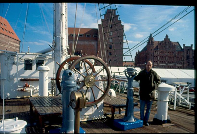 Hier sehen wir Bruder Gert am Kompaß, das Schiff liegt seit 2002 im Hafen von Stralsund.