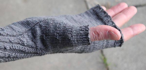 Rechter Handschuh: Armbündchen: Gestrickt wird in Rippen, 2 Maschen rechts, 2 M links im Wechsel. Die Zöpfe werden auf den Rechtsrippen gearbeitet, im Zopfmuster 1 Und zwar auf der 2., 4., 6., 8., 10.