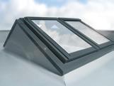 - Das EFR Flachdach-System ermöglicht den kombinierten Einbau von Dachfenstern im Flachdach - Die zweiseitige Holzkonstruktion ist aufgebaut wie ein Aufsetz-Satteldach mit Dachfenstern auf den