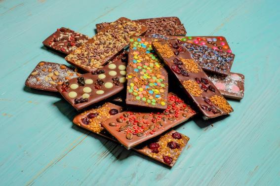Als Highlight kreiert jeder Teilnehmer aus verschiedenen Zutaten seine persönliche Lieblingsschokolade und nimmt diese als Andenken mit.