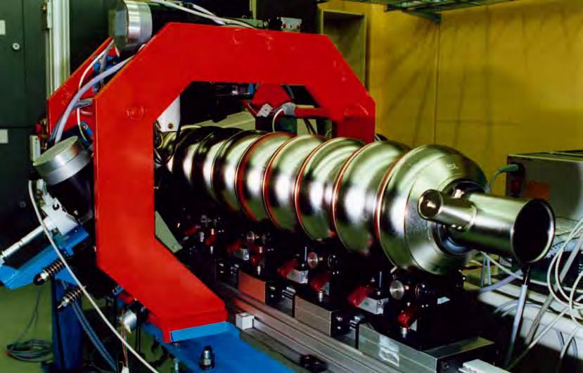 ª Test eines supraleitenden Niob-Resonators Spitzenforschung bei DESY Auf der supraleitenden TESLA-Beschleunigertechnologie beruhen also gleich drei verschiedene Anlagen: der knapp 300 Meter lange
