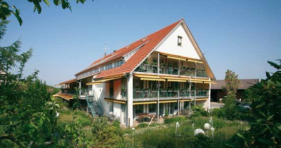 Das Haus besteht aus 10 Zimmern und Wohnungen mit bewilligten Pflegebetten. Im und rund ums Haus wartet eine angenehme und anregende Atmosphäre.