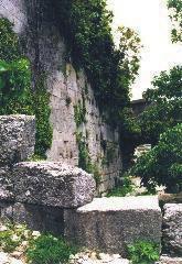Selge war eine der wichtigsten Bergstädte der antiken Region und wurde auf einer Höhe von 1250 m erbaut. Laut einer Gründungslegende hatten sich in diesem Bergwinkel Flüchtlinge aus Troja angesiedelt.