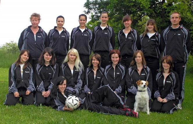 50 Seit 2003 hat der SV 1936 Saasen eine Frauen- und seit 2004 eine Mädchen Fußballmannschaft. Leider war wegen Spielerinnenmangel nach 4 Jahren Schluss.