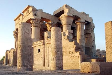 Tag El Silsila Kom Ombo Besuch der Kapelle von El Silsila und der berühmten Sandsteinbrüche des Alten Ägyptens. Weiterfahrt nach Kom Ombo.