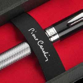 Der Kugelschreiber hat einen Drehmechanismus, der Rollerball Pen ist durch eine Kappe geschützt.