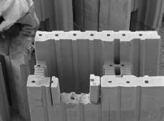 Werden Eingurtträger als vertikale Bewehrungselemente eingesetzt, so werden diese nach dem Aufmauern der Wand von oben parallel zur Maueraußenkante in die Verfüllkanäle hinab gelassen und