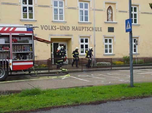 Einsatzübung in Großkrut Am 03.05.2013 um 09:00 Uhr wurde in der Volks- und Hauptschule Großkrut eine Einsatzübung abgehalten.