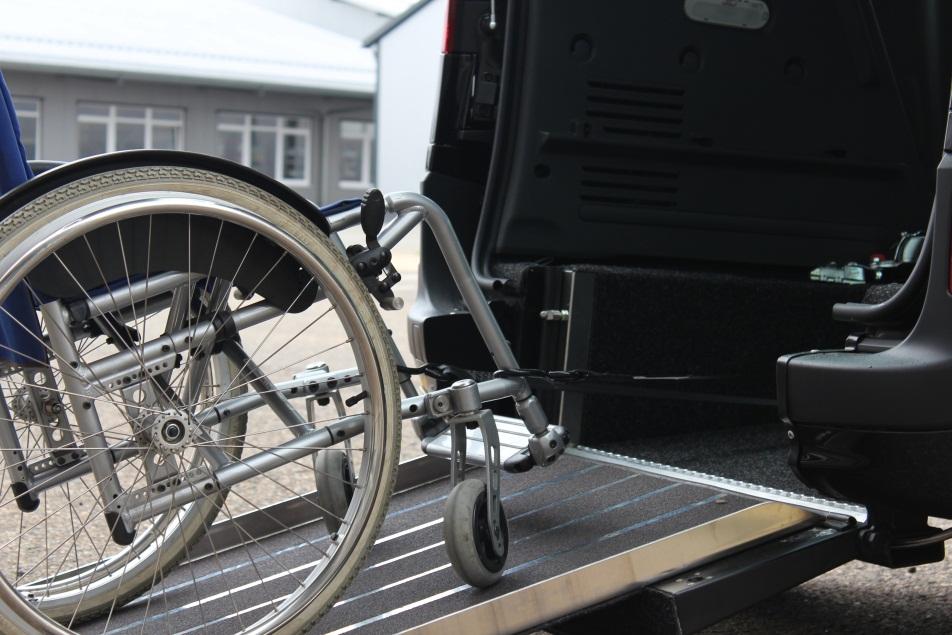 Anschließend kann der Rollstuhl aus dem Fahrzeug geschoben werden.