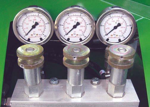 In der Grundausrüstung erfolgt die Druckverstellung für Düngerschare und Säaggregate über Ventilschrauben an der Maschine.