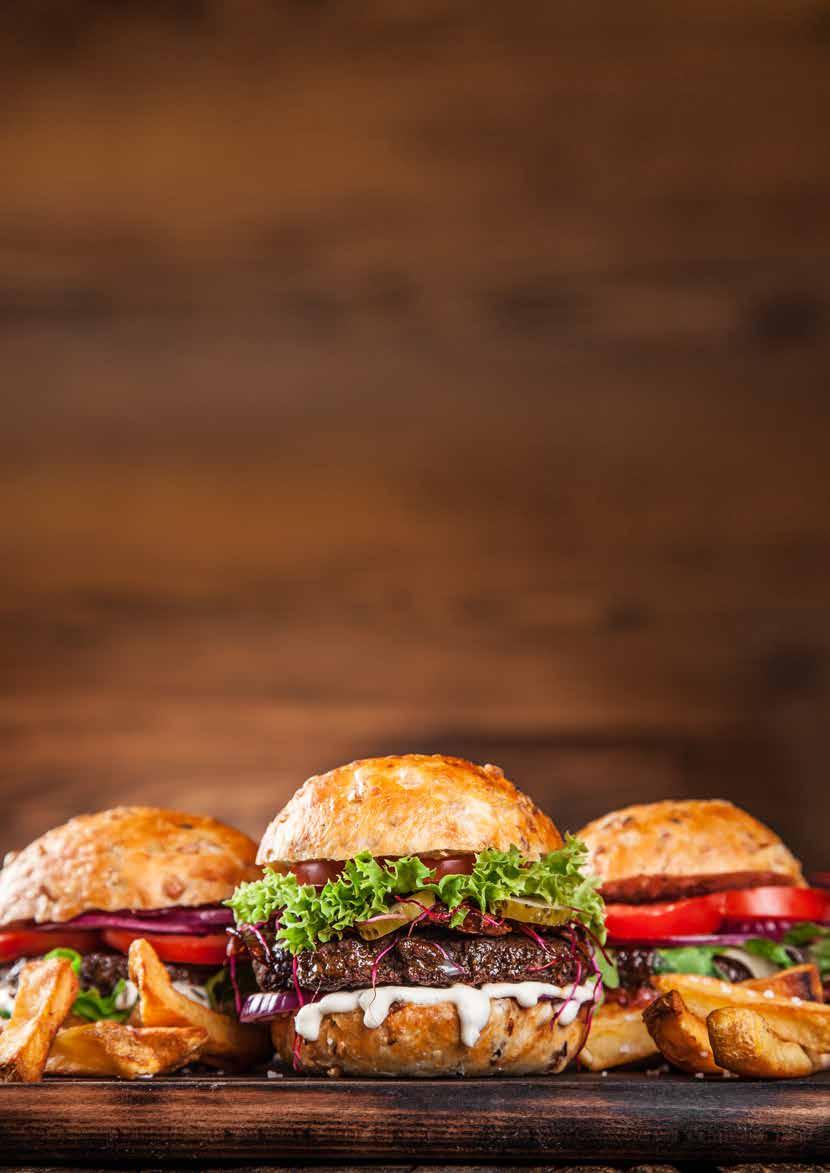 Burger Beef Unsere Burger werden klassisch mit knackigem Salat, frischen Tomaten, roten Zwiebeln, Gewürzgurken und Papa s hausgemachter Soße belegt.