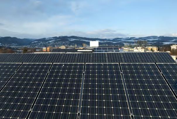 erneuerbare Energieträger - Fotovoltaik: Der schönste Platz an der Sonne - das Dach des Gebäudes - gehört: den Besuchern + der Fotovoltaik.