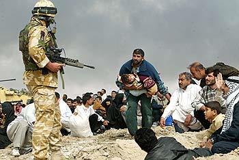 der Aussage: Der Soldat soll, so die Zeitung, irakischen Zivilisten, die sich am Checkpoint befinden, mit der Hand