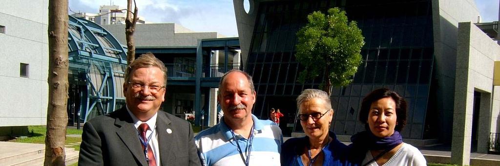 Besuch von Michael Peters und Sabine Stadtlander in der Schule (eingereicht von Shih-Lin Chiang) Am vergangenen Wochenende haben unser ehemaliger Schulleiter Michael Peters und unsere ehemalige