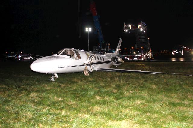 Unfallstelle Cessna 550B Bei der anderen Runway Excursion überrollte ein landender Airbus A320 eines deutschen Luftfahrtunternehmens das Pistenende und kam im Gras zum Stehen.