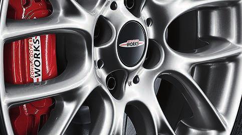 Statten Sie den MINI mit größeren Bremsscheiben und massig dimensionierten, rot lackierten -Kolben-Bremssätteln aus.