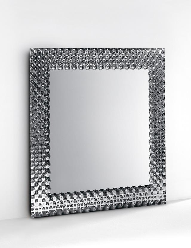 It can be hung horizontally or vertically. Miroir appuyant au sol et accrochable en verre en fusion de 6 mm argenté; miroir plat de 5 mm. Cadre arrière en métal verni.