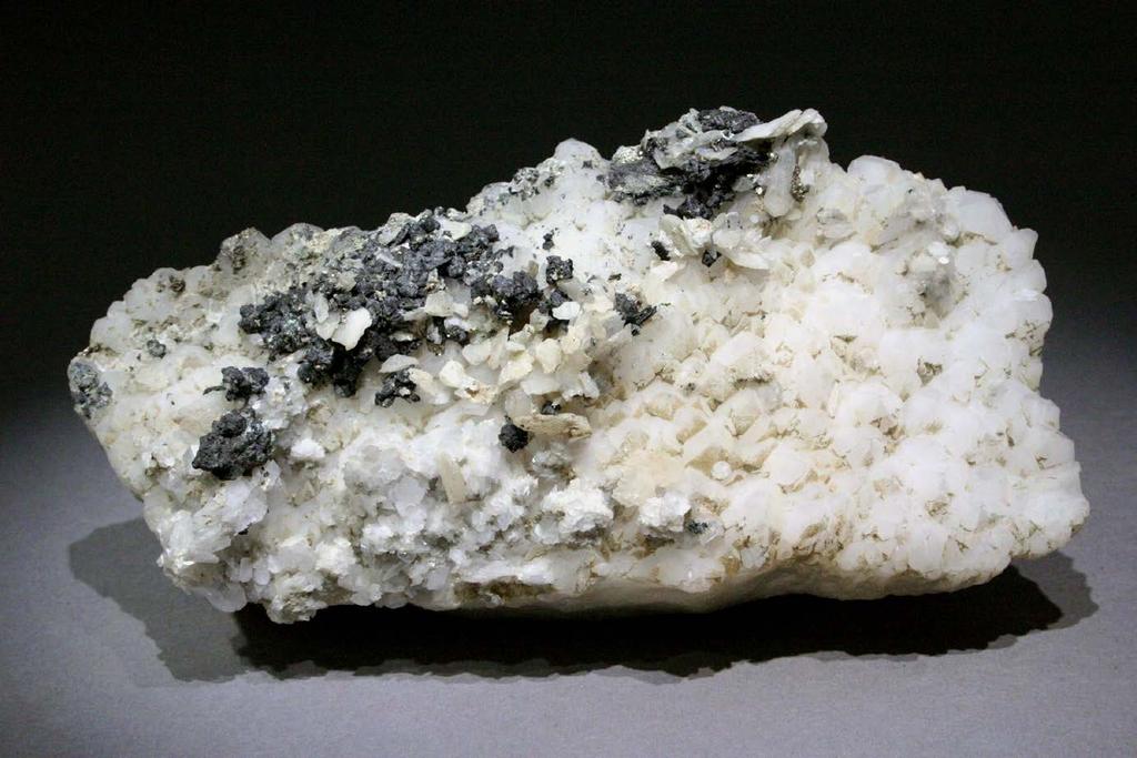 Nickelskutterudit, Bismuthinit, Pyrit, Annabergit, Calcit auf