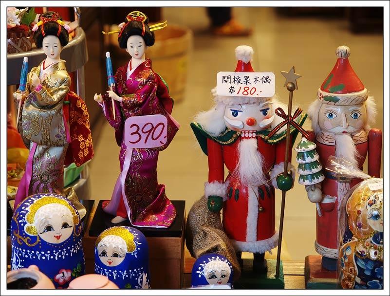 Bild der Woche In trauter Geselligkeit mit japanischen Geishas und einigen russischen Matruschkas warten diese zwei Weihnachtsmänner auf Kundschaft.