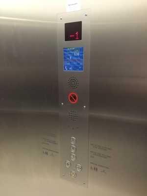 nach dem Ende der Rampe ist: 373 cm Aufzug der Neuen Galerie mit Einstieg im Untergeschoss Aufzug Neue